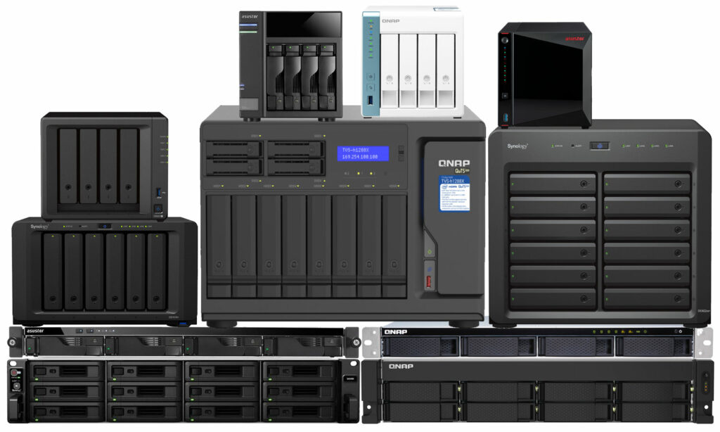 Diversos sistemas NAS de marcas como Synology, QNAP y Asustor, diseñados para almacenamiento y respaldo de datos.