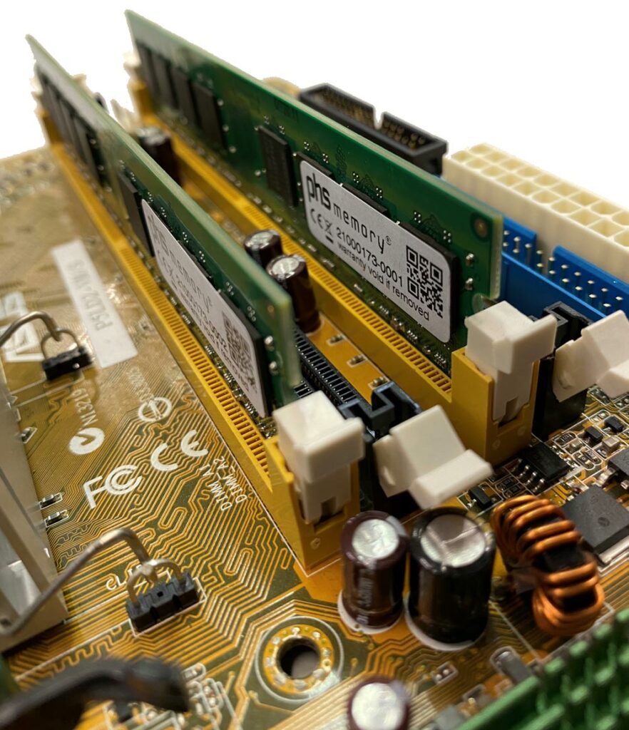 Der Sockel der RAM Arbeitsspeicher am Mainboard bestückt im Dual Channel Modus mit 2 Arbeitsspeichern